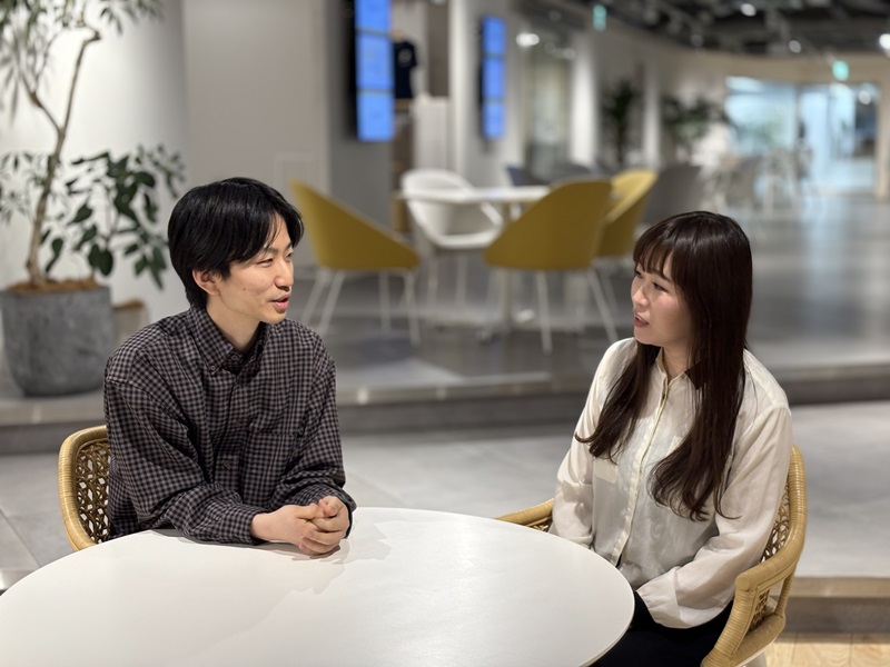 ポスタス株式会社の人事総務統括部マネージャーの内山梢さんとサービス開発統括部マネージャーの柴垣行晴さん