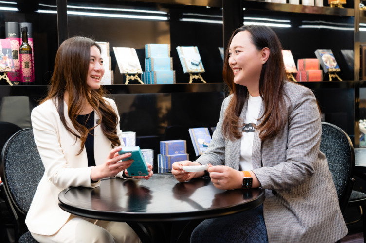 株式会社プロラボホールディングスのハルーナさんと小平さんが会話するようす