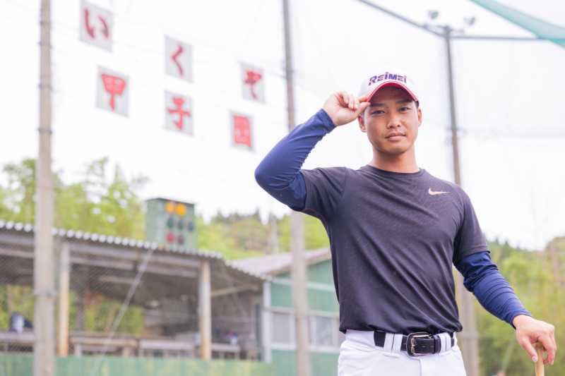 グラウンドに立つ、高校野球部部長の税所先生