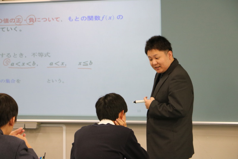 授業を行う麗澤瑞浪中学・高等学校の三尾先生