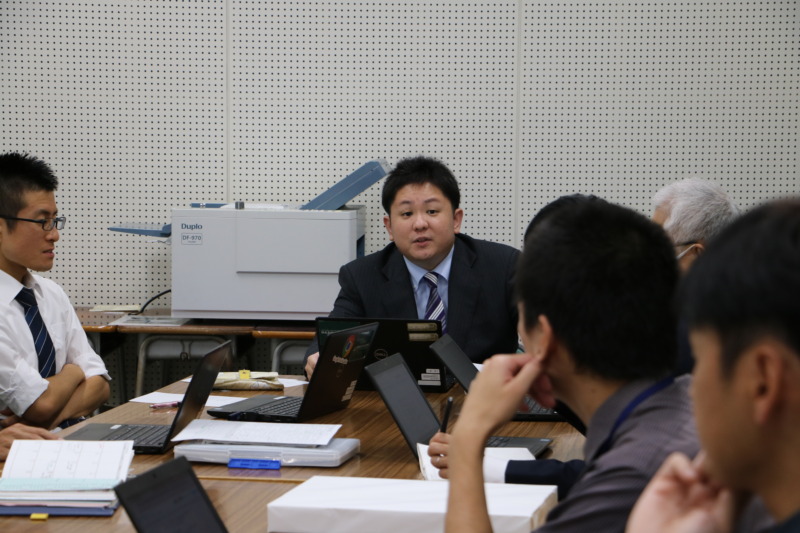 麗澤瑞浪中学・高等学校の数学科の定例会議の様子