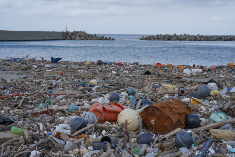 対馬市の海岸に打ち上げられたプラスチックなどのごみ