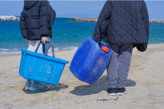 株式会社リングスターが開発した「対馬オーシャンプラスチックバスケット」と原料に使った青いポリタンク