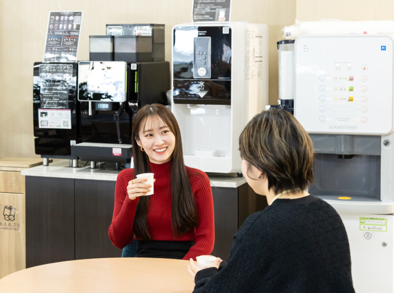 ロート製薬株式会社の休憩スペースで社員が語り合う様子