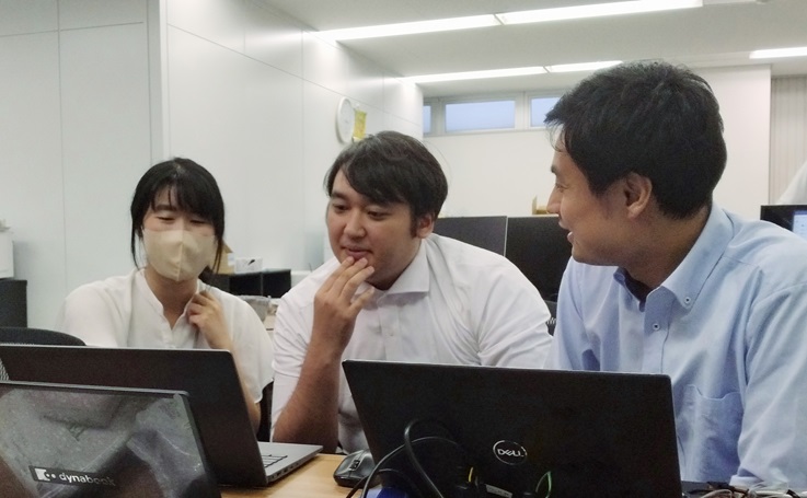 打ち合わせをするロボフィス株式会社の社員