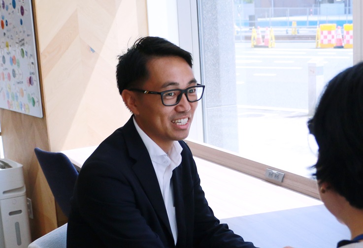 にこやかに会話するロボフィス株式会社の社員