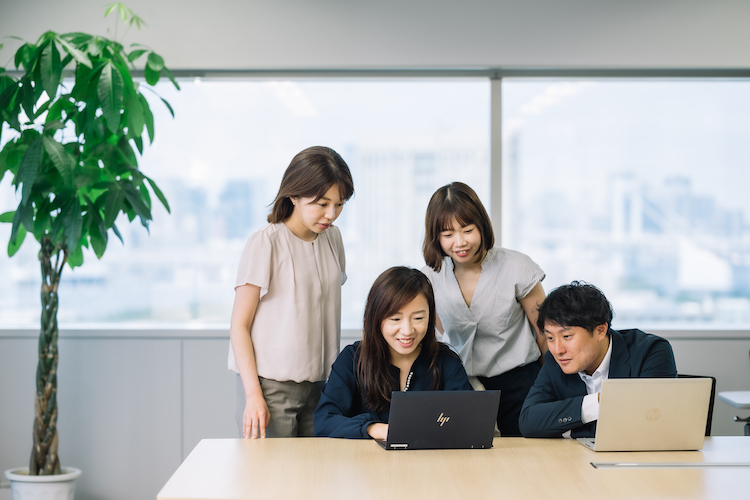 株式会社サピエントのオフィス内勤務風景