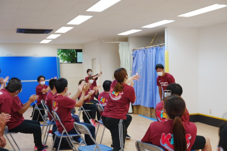 有限会社さわだスポーツクラブの社内お祝いイベント風景