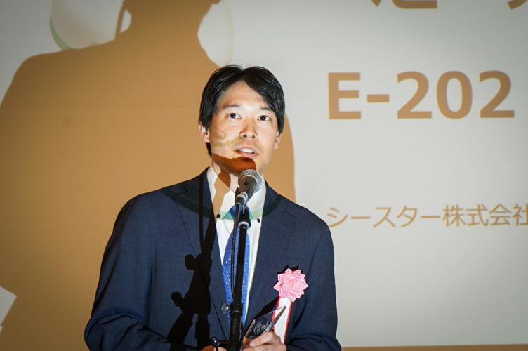 BabyTech Awardsの授賞式で登壇した山藤さん