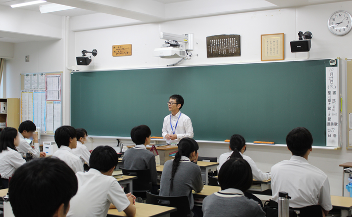 清教学園中学校・高等学校の教室での礼拝・ホームルームの様子