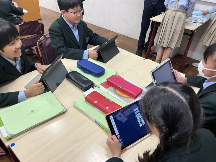 洗足学園小学校の児童たちのグループワーク風景