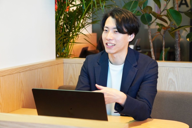 株式会社SHIFT AIの赤堀さんのインタビュー風景