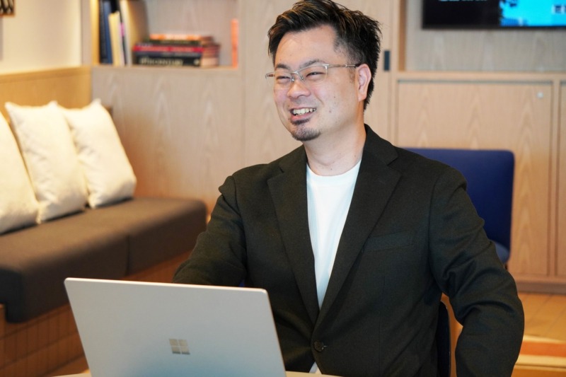 株式会社SHIFT AIの橋本さんが笑顔でインタビューに応じている様子