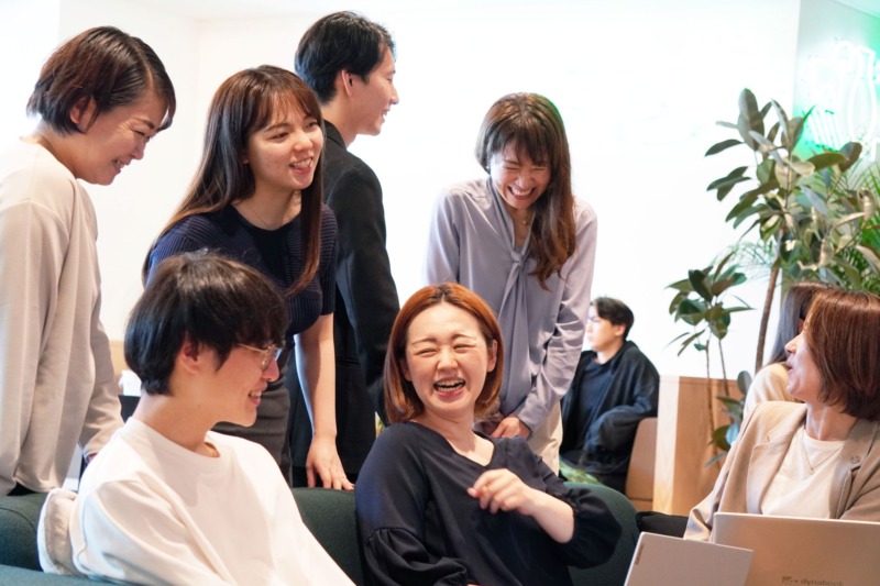 株式会社SHIFT AIの社員たちが雑談する様子