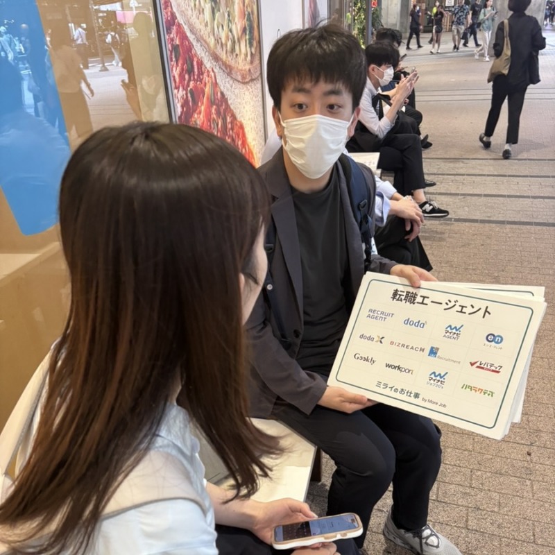 2025年6月13日に新宿駅付近で街頭アンケートを実施した様子