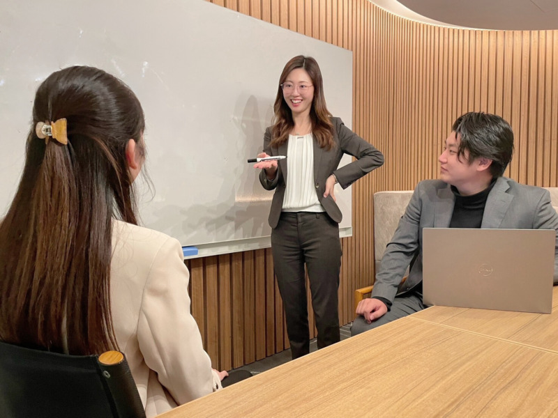 株式会社エスケーアイの打ち合わせ風景