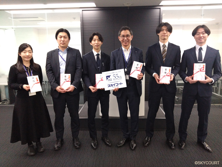 スカイコート株式会社による資格取得者の表彰の様子