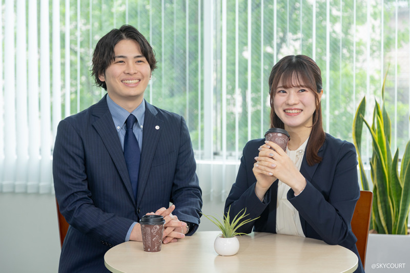 スカイコート株式会社の社員が休憩している様子