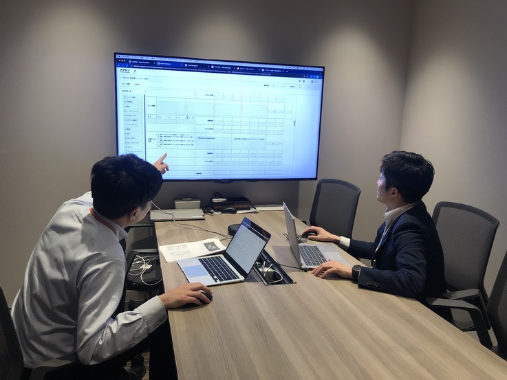 スマカンの社員による、クライアント企業へのシステム運用のレクチャーの様子