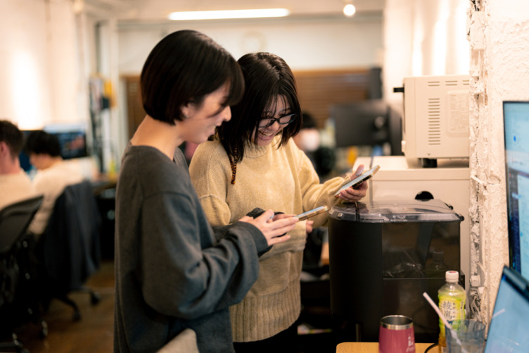 談笑するサウンドオンライブ株式会社の社員たち