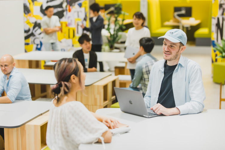 外国籍メンバーも多い株式会社スピークバディの社内風景