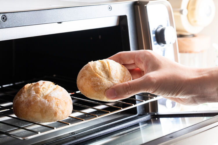 株式会社スタイルブレッドのパンをトースターで焼き直している様子