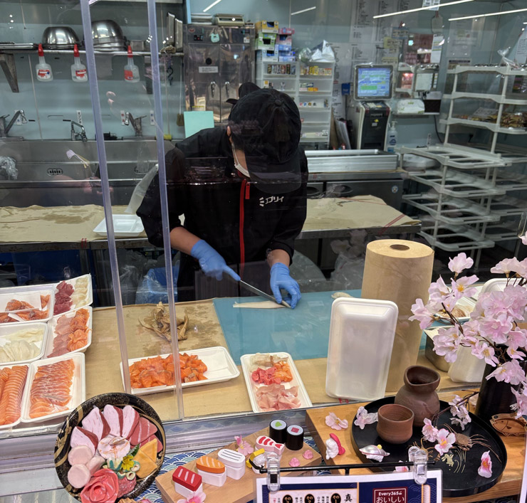 株式会社エブリイの社員の鮮魚部門での業務風景
