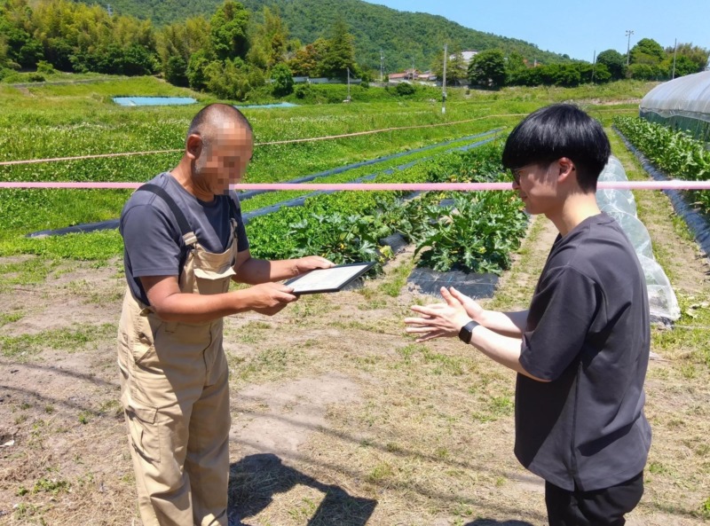 株式会社エブリイの吉田さんが生産者を訪問している様子