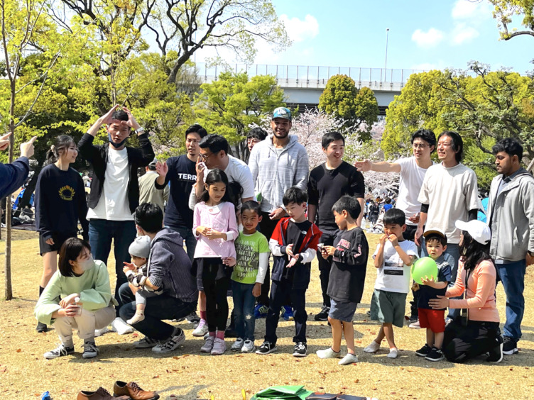 サステナブル・ラボ株式会社の花見での集合写真