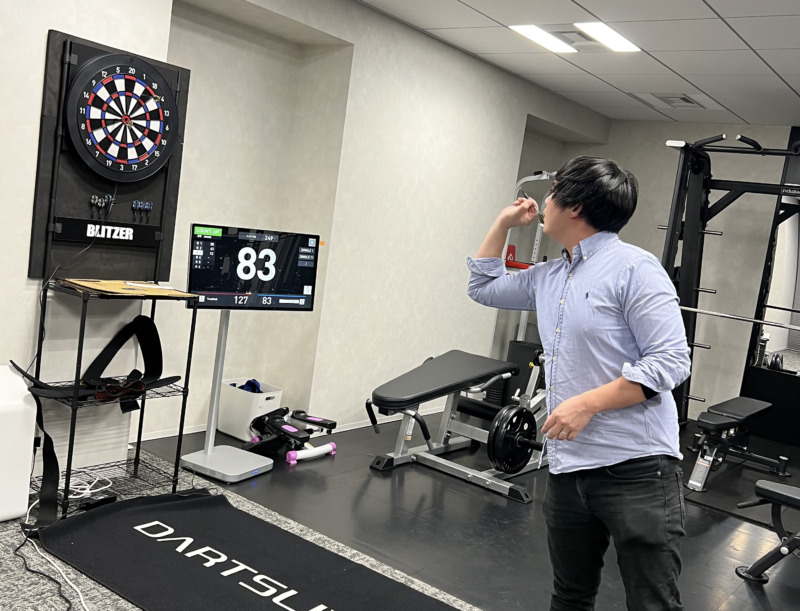 合同会社ゼロイチスタートのメンバーがダーツをしている様子