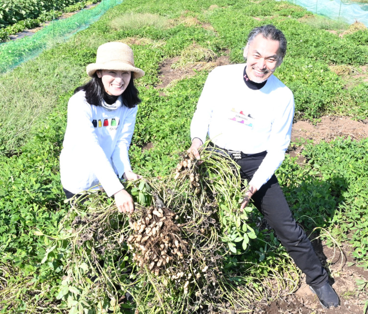 おおまさり（落花生）の収穫をしている宇佐神さんと功美さん