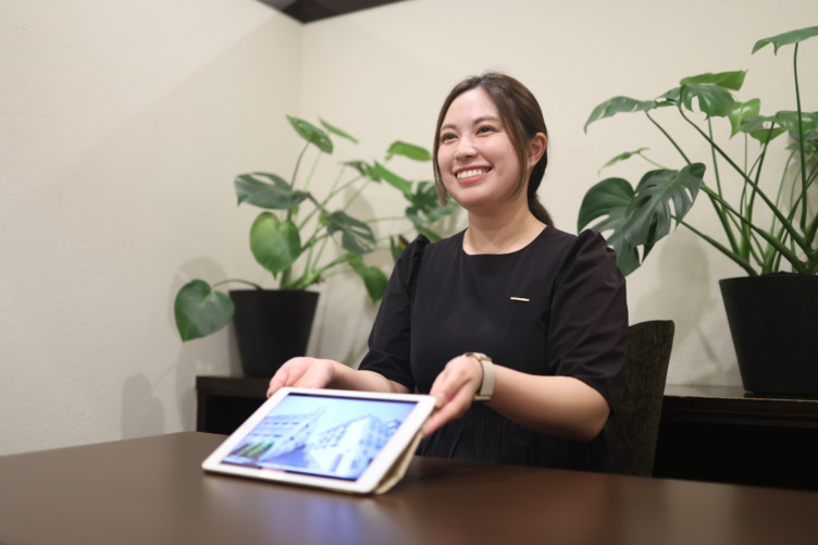 TAKAMI BRIDALの女性社員の勤務風景