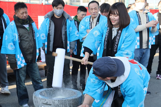 株式会社タカミヤの社員がもちつきをするようす