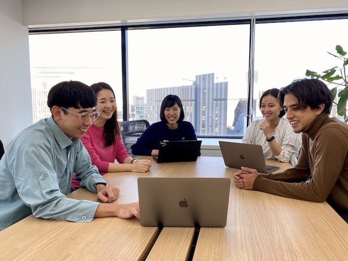 株式会社TBMの社員による打ち合わせ風景