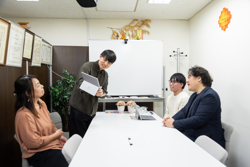 株式会社テクリコの杉山さん、中村さん、若手社員たちのミーティング風景