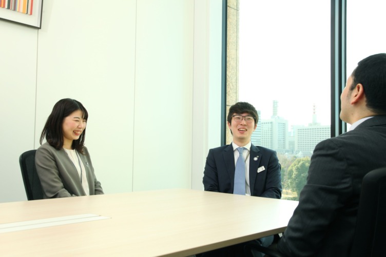 インタビュー中の東京商工会議所の逸見さんと松浦さん