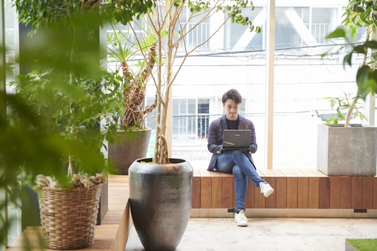 トゥモローゲート株式会社の社員の仕事風景