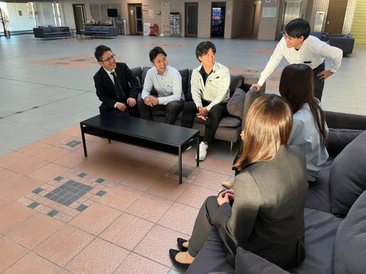 株式会社トヨコンの若手社員6名が談笑するようす