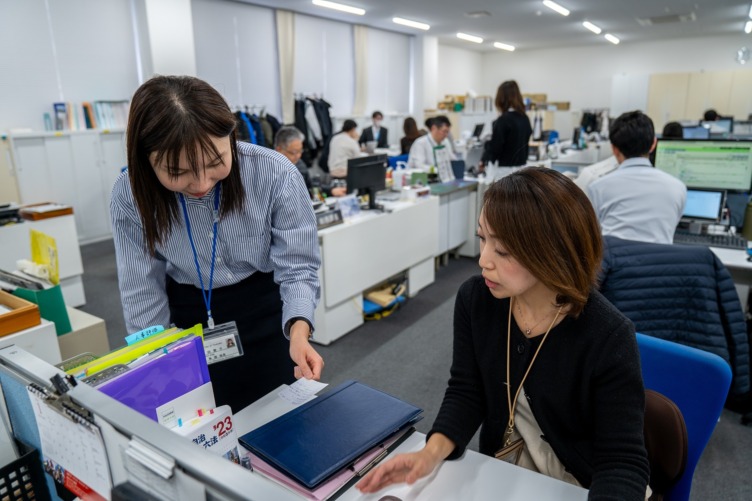 つくば市役所の人事課の執務風景