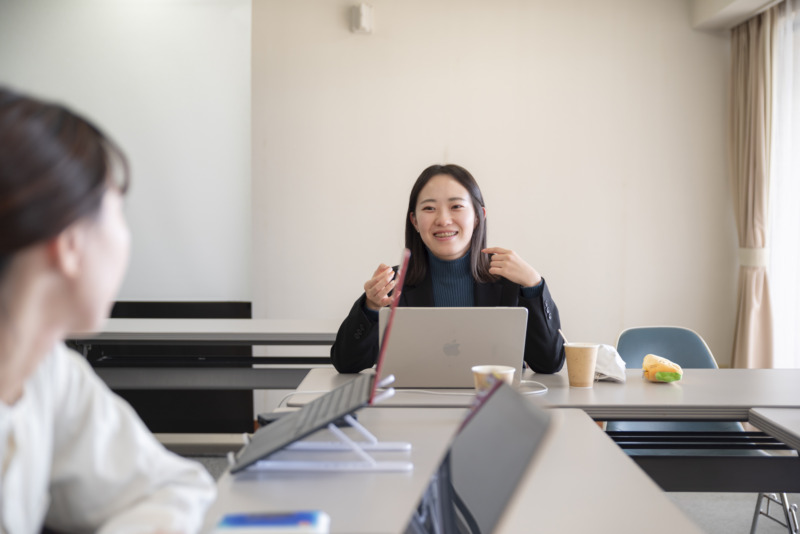 つむぎ株式会社の社員の談笑風景