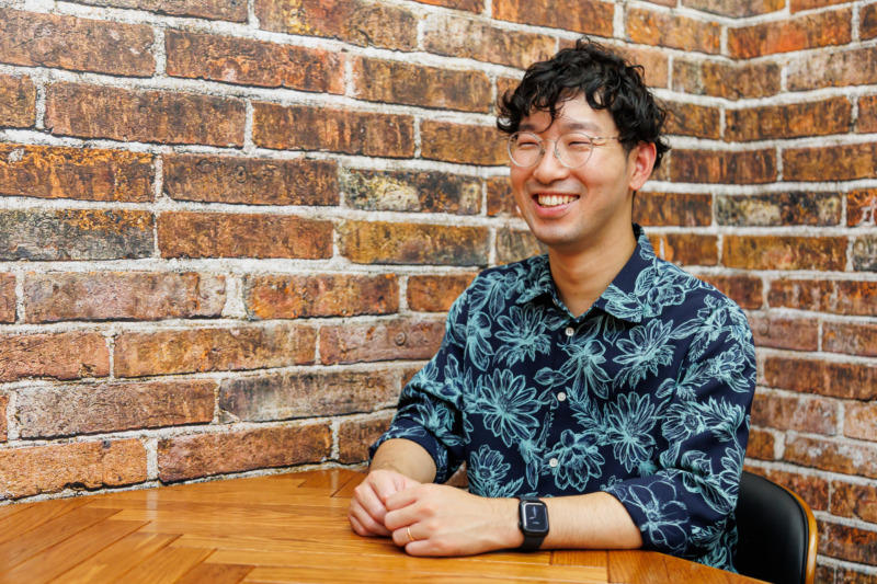 合同会社ユー・エス・ジェイの宮崎さんのインタビュー風景