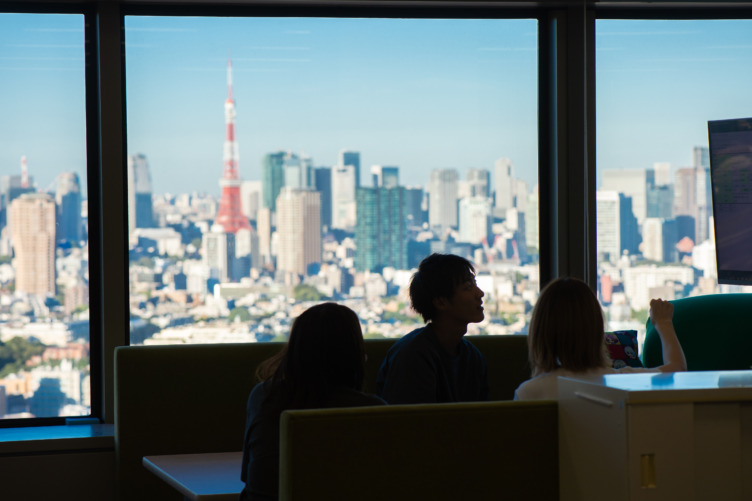 株式会社ボルテージの社内で数名が集まり会議をしている様子