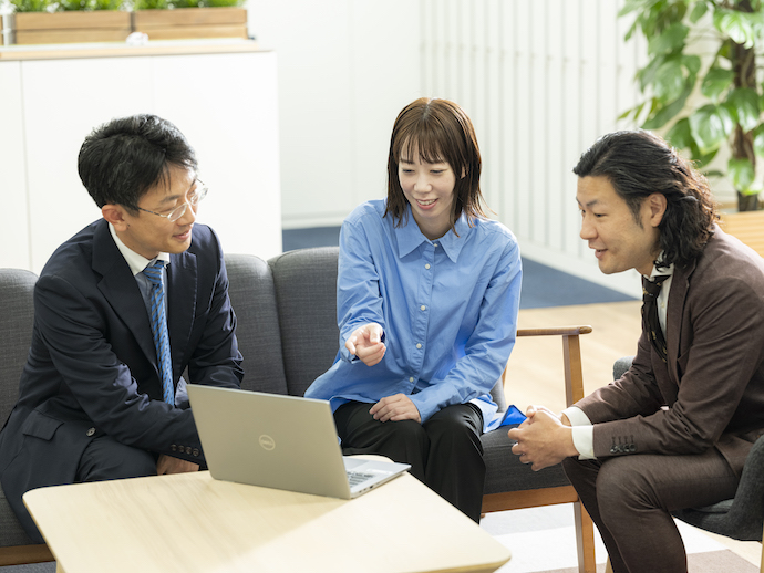 八千代エンジニヤリング株式会社の社員のミーティング風景