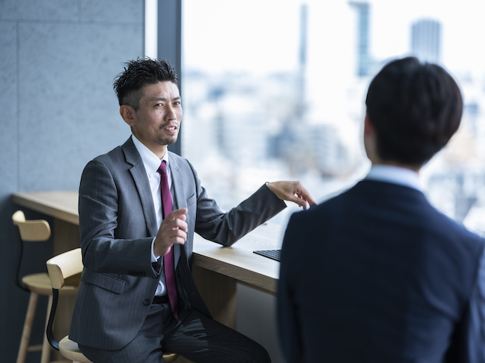 八千代エンジニヤリング株式会社の社員が会話をするようす