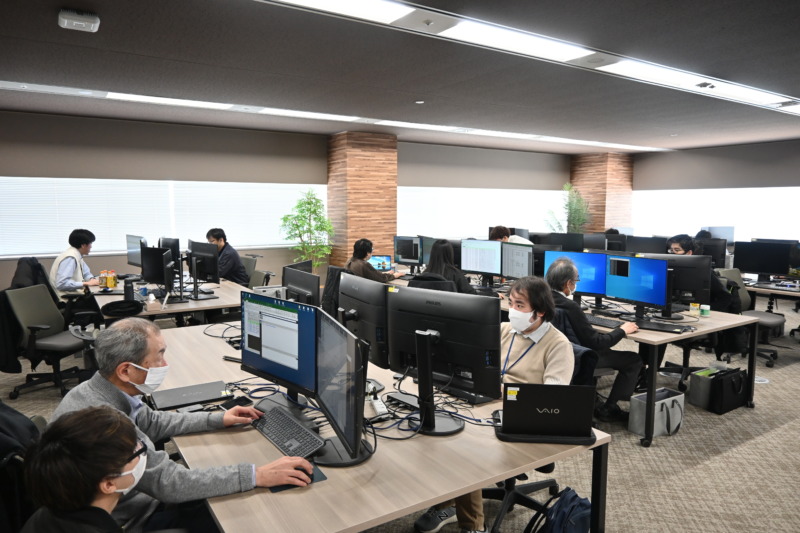四国計測工業株式会社のエンジニア作業風景