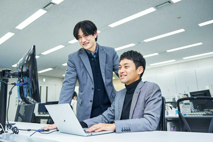 株式会社ZWEIの社員2名による業務風景