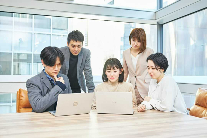 株式会社ZWEIの社員5名によるミーティング風景